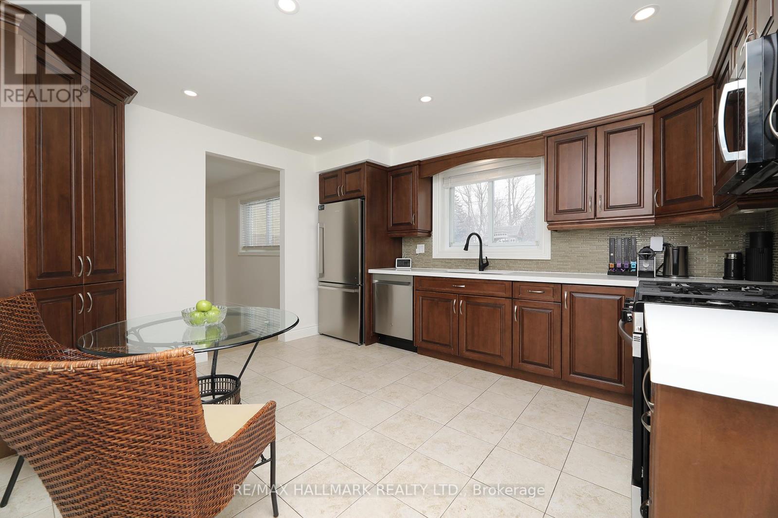 34 Manning Crescent, Newmarket, Ontario  L3Y 6H4 - Photo 14 - N12164513