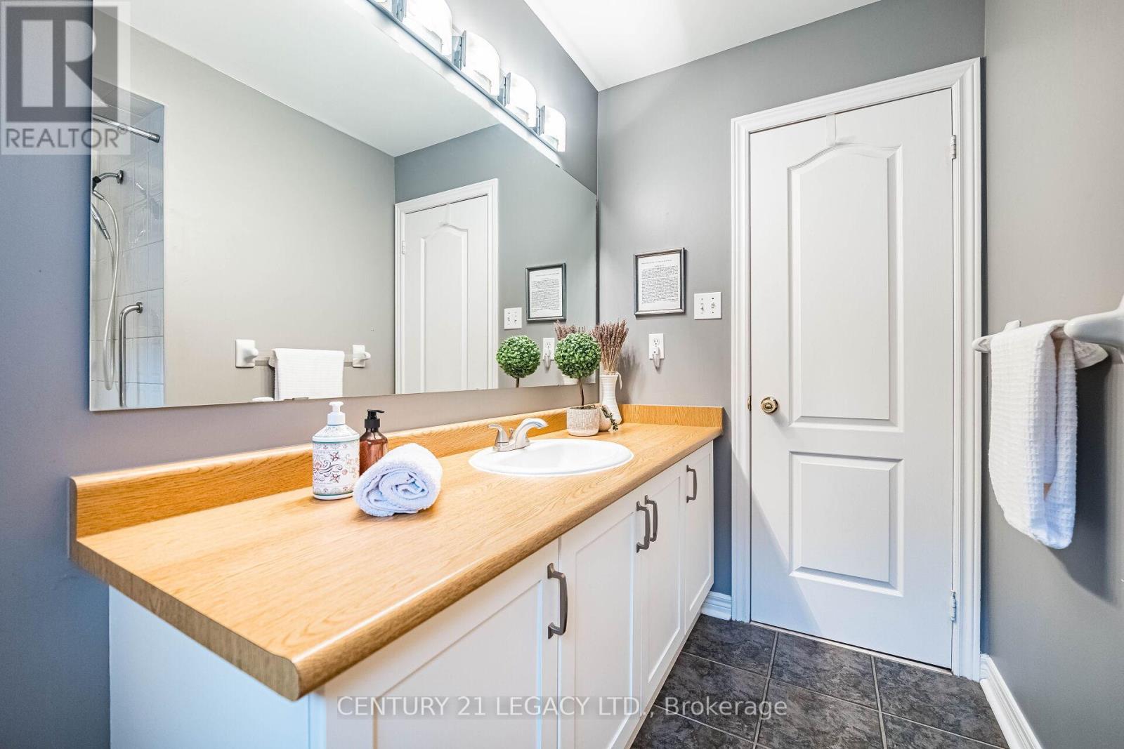 6882 Gooderham Estate Boulevard, Mississauga, Ontario  L5W 1B1 - Photo 43 - W12164495