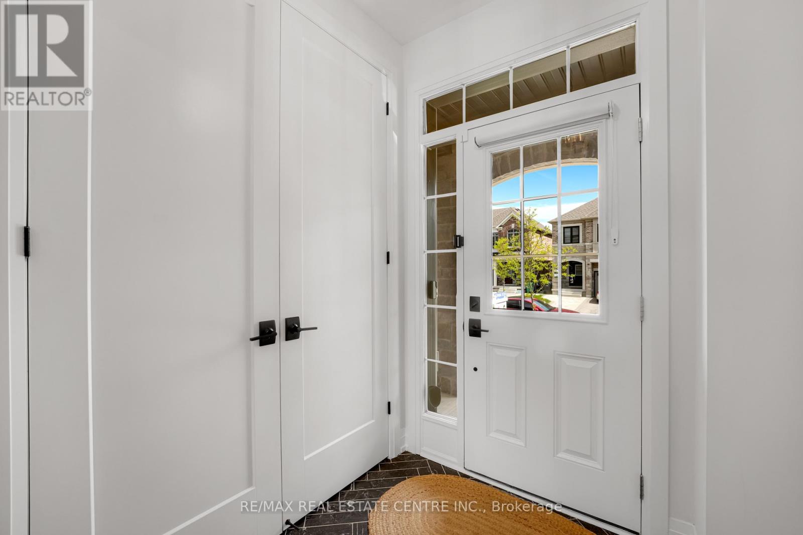 18 Quinton Ridge, Brampton (Bram West), Ontario  L6Y 6J4 - Photo 4 - W12164512