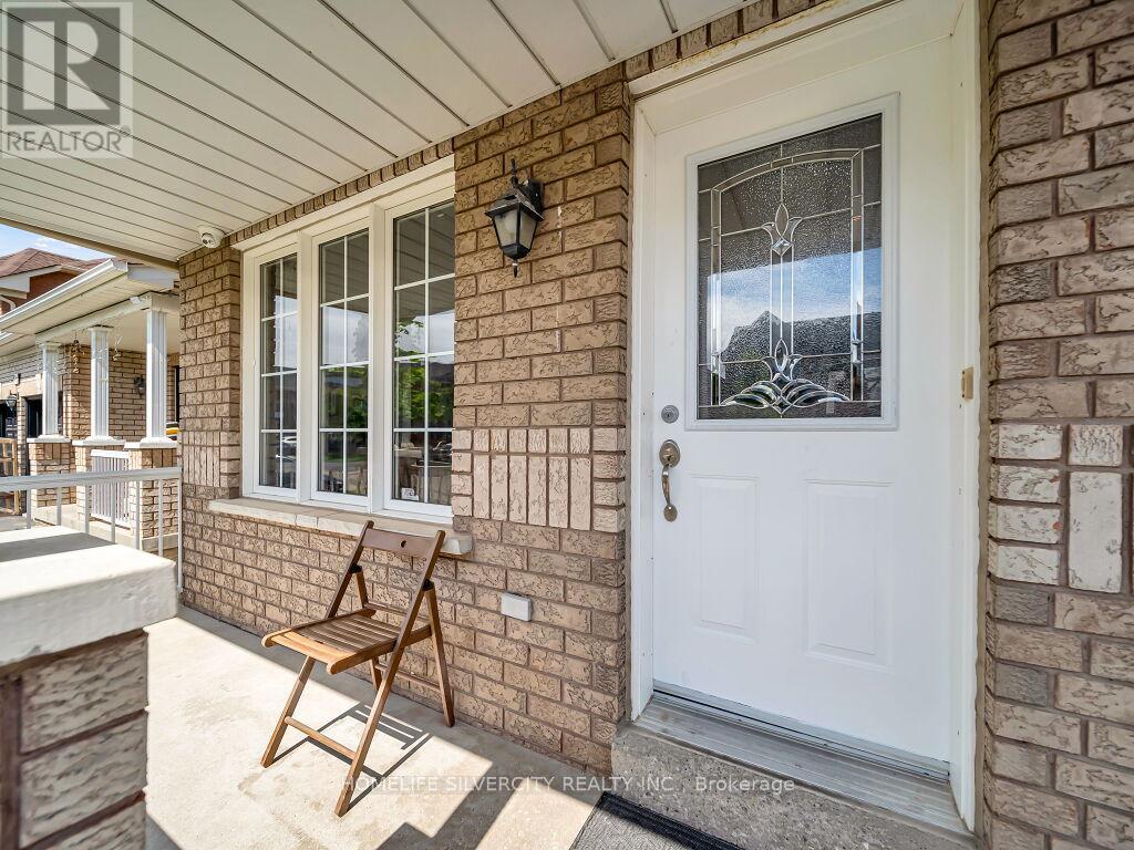 98 Masters Green Crescent, Brampton, Ontario  L7A 3K5 - Photo 4 - W12164522