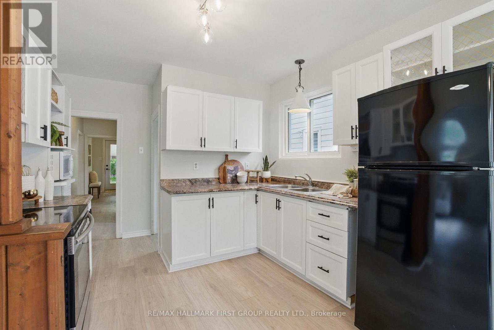 272 Carlisle Avenue, Peterborough East (Central), Ontario  K9H 1J6 - Photo 5 - X12164478