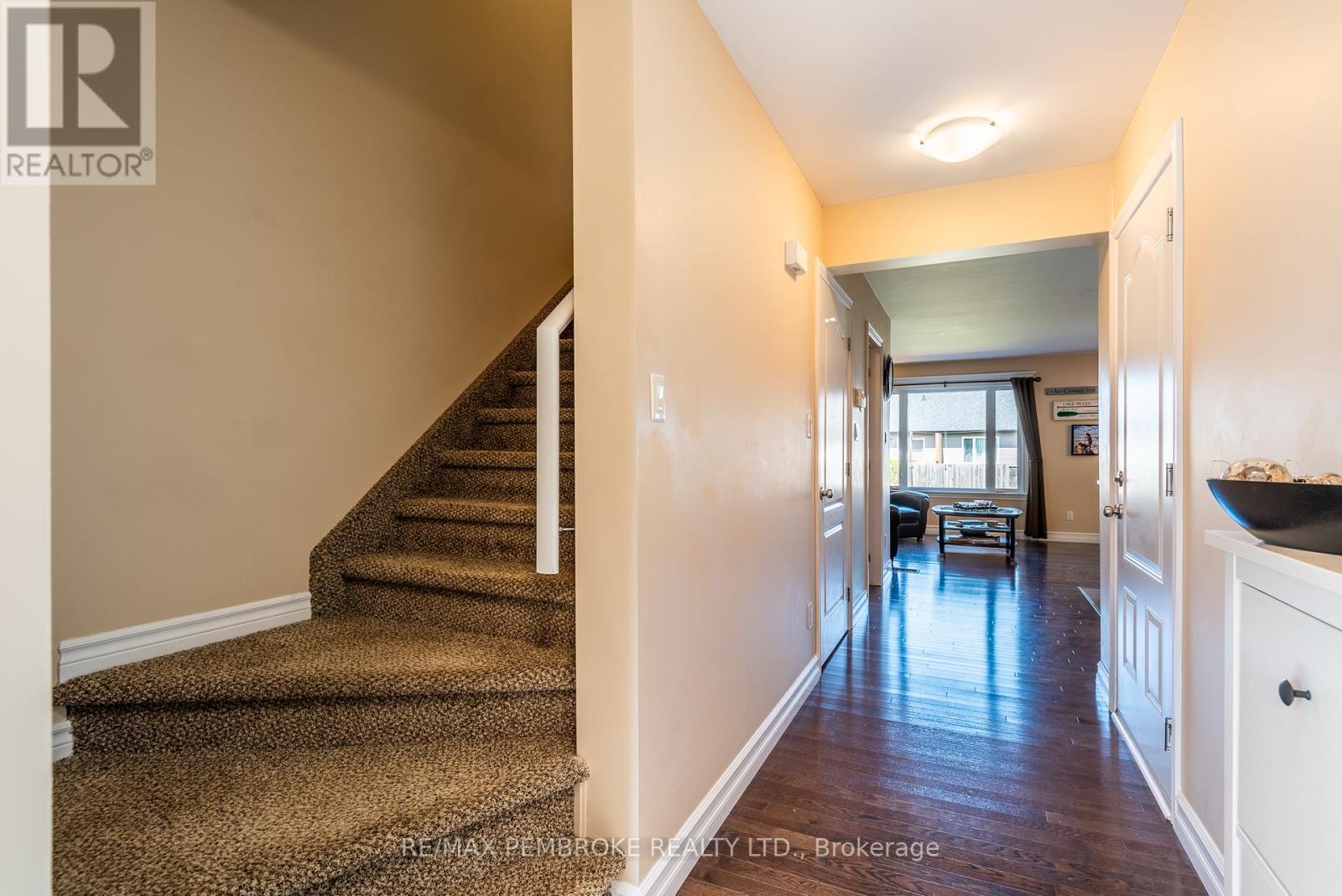 18 Winston Avenue, Petawawa, Ontario  K8H 0C1 - Photo 11 - X12164535