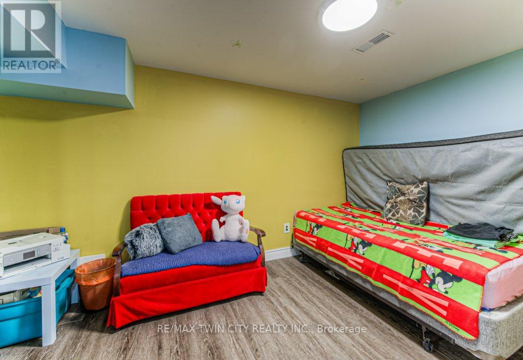 7 - 52 Montcalm Drive, Kitchener, Ontario  N2B 2R1 - Photo 12 - X12076666