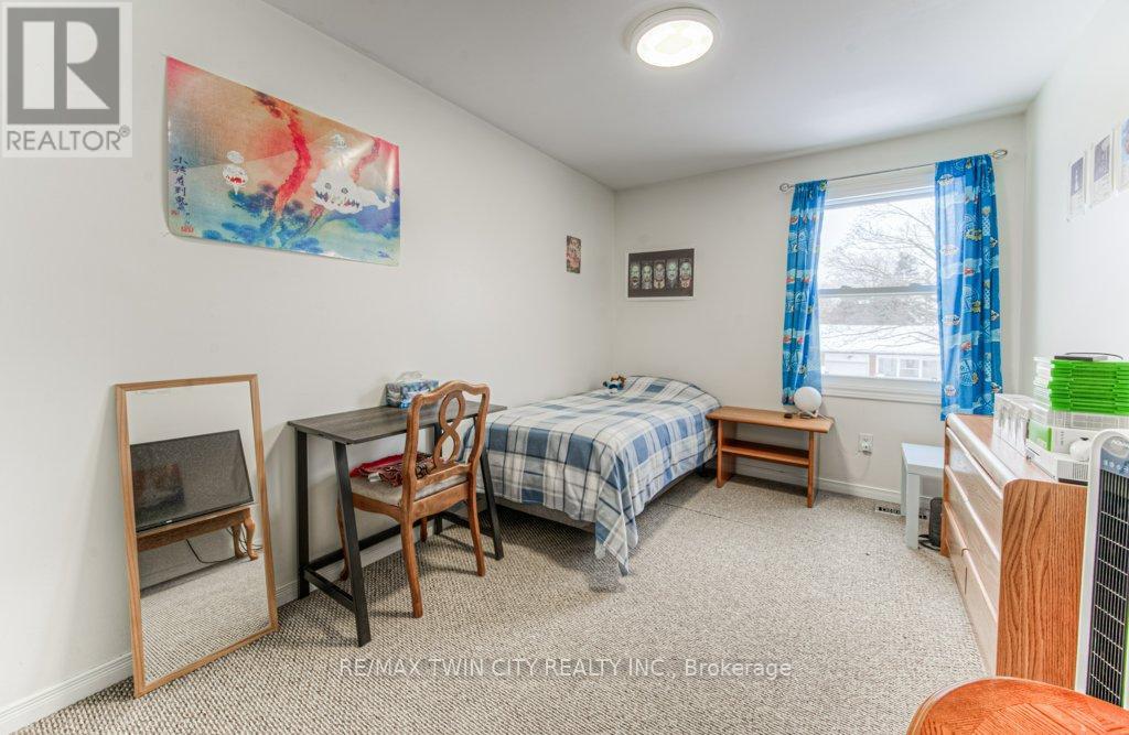 7 - 52 Montcalm Drive, Kitchener, Ontario  N2B 2R1 - Photo 8 - X12076666