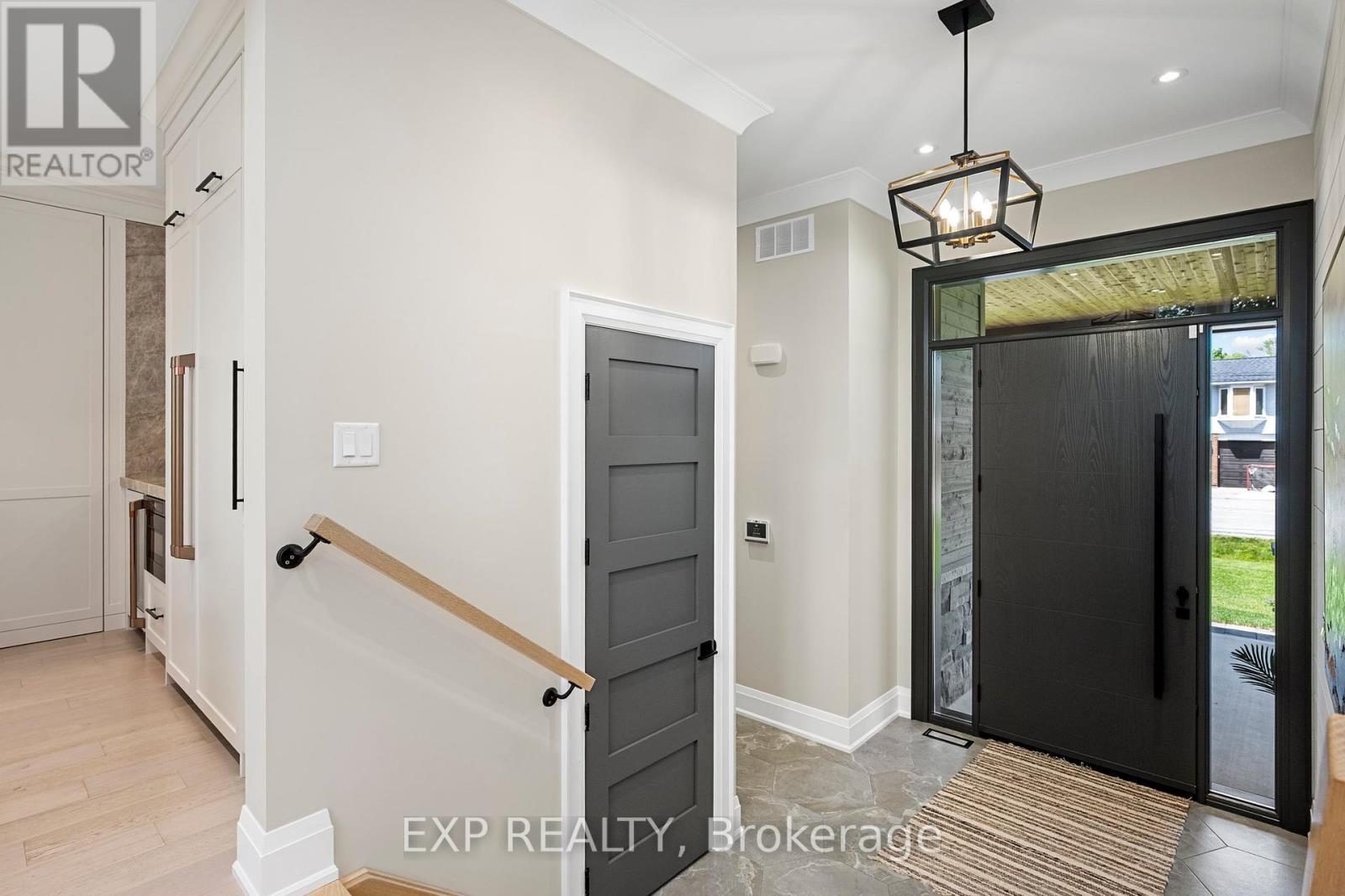227 Medina Drive, Georgina, Ontario  L4P 1G9 - Photo 5 - N12164576