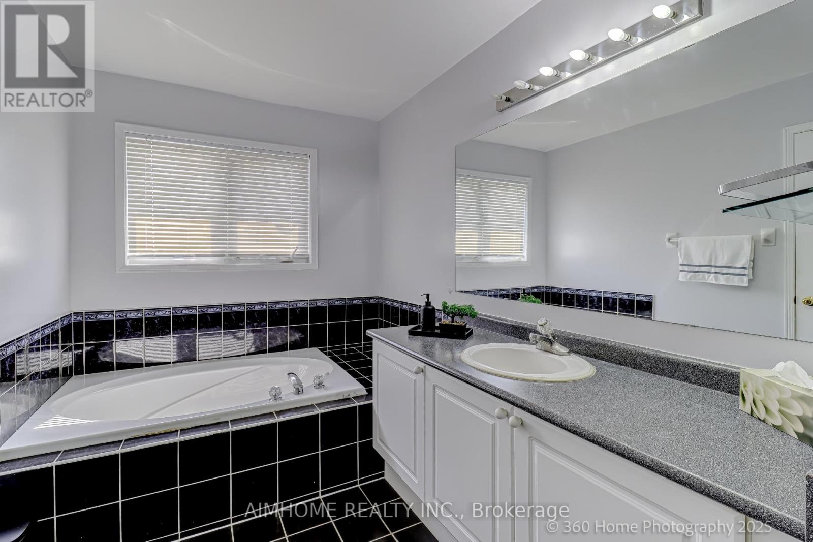 5872 Yachtsman Crossing Boulevard, Mississauga, Ontario  L5M 6P1 - Photo 13 - W12164533