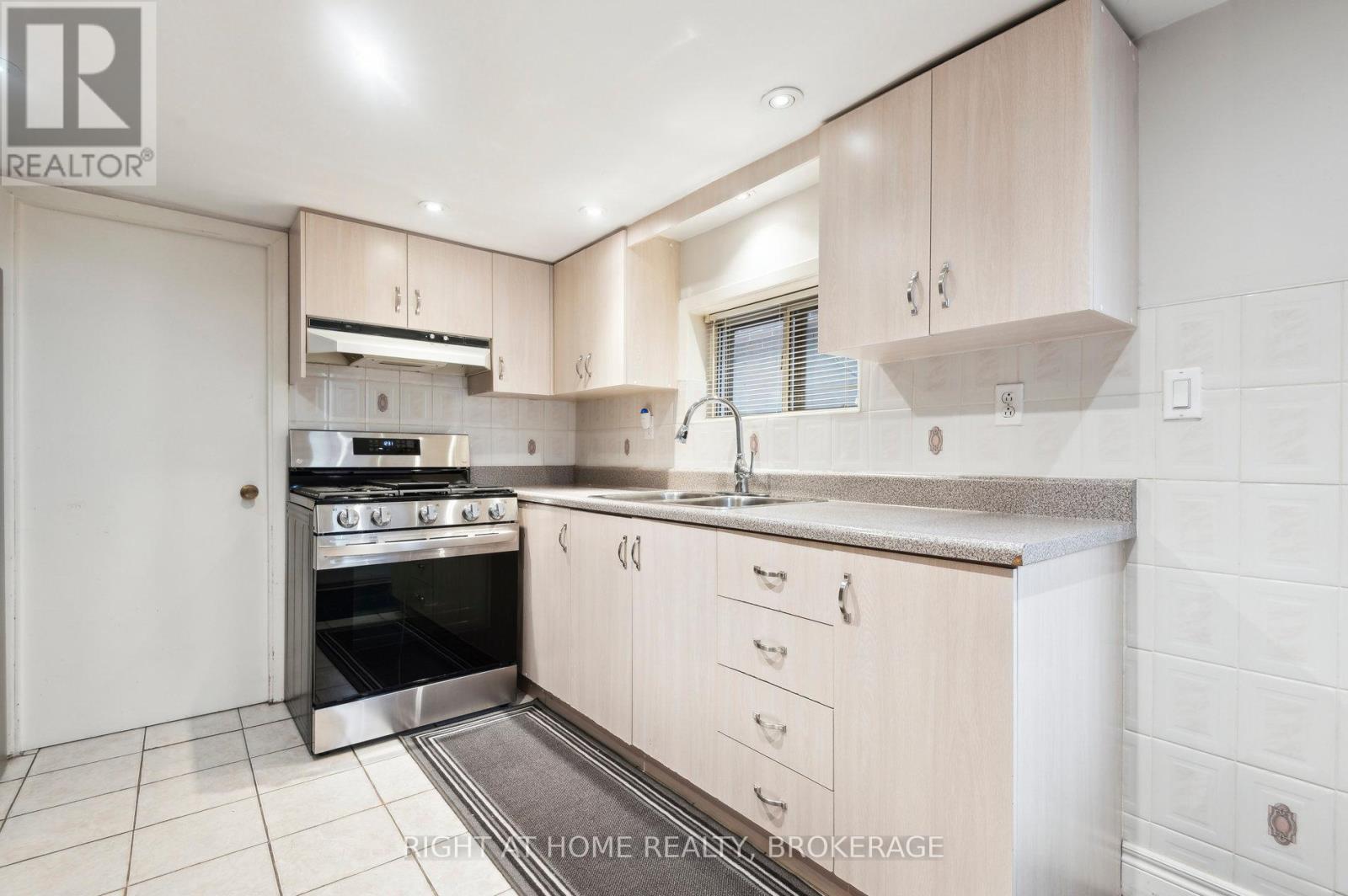 812 Gladstone Avenue, Toronto, Ontario  M6H 3J6 - Photo 33 - W12164543