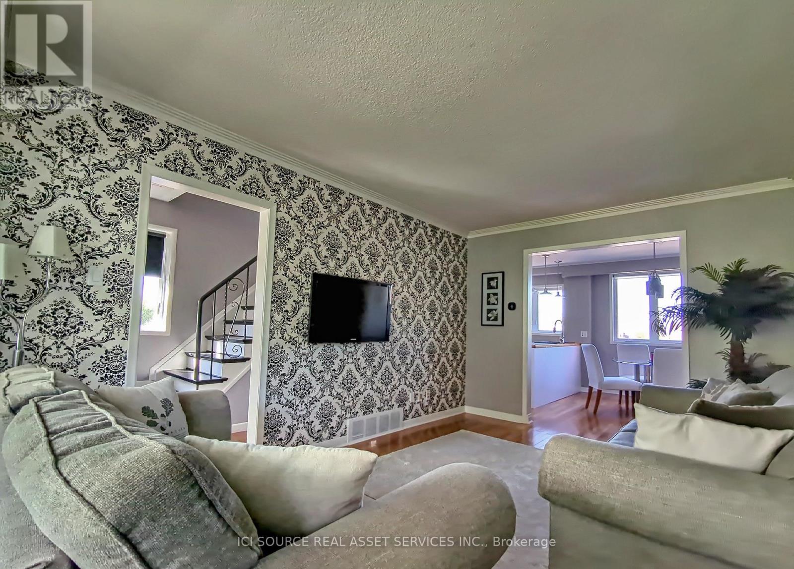 362 Silverthorn Avenue, Toronto, Ontario  M6M 3G8 - Photo 5 - W12164555