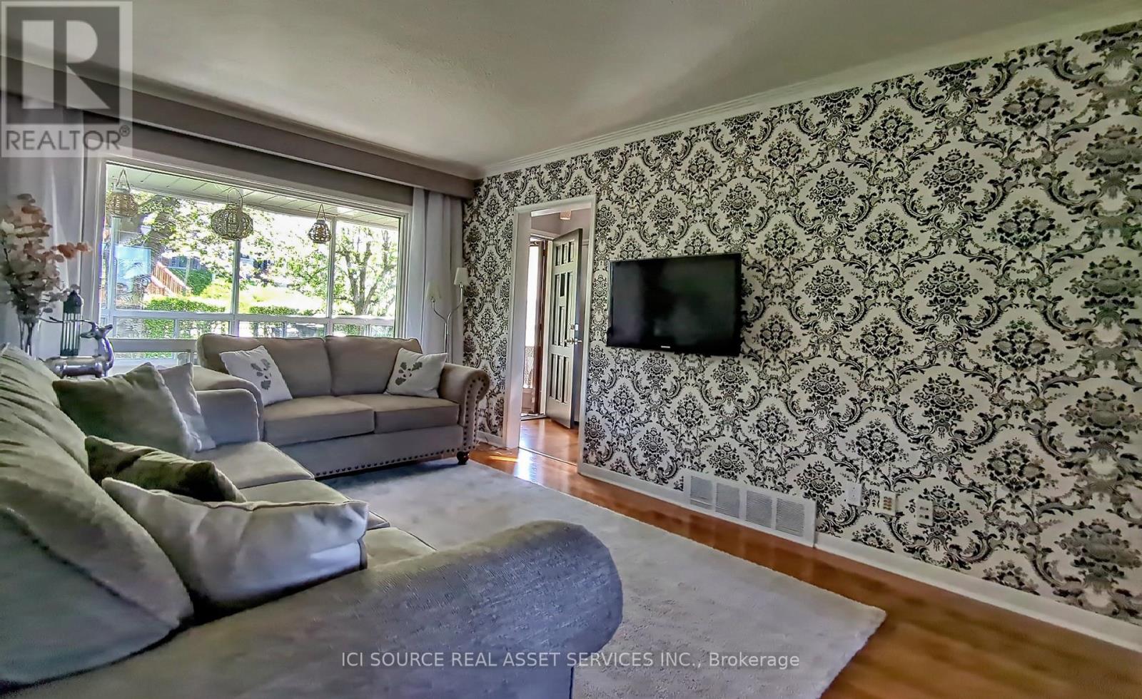 362 Silverthorn Avenue, Toronto, Ontario  M6M 3G8 - Photo 6 - W12164555
