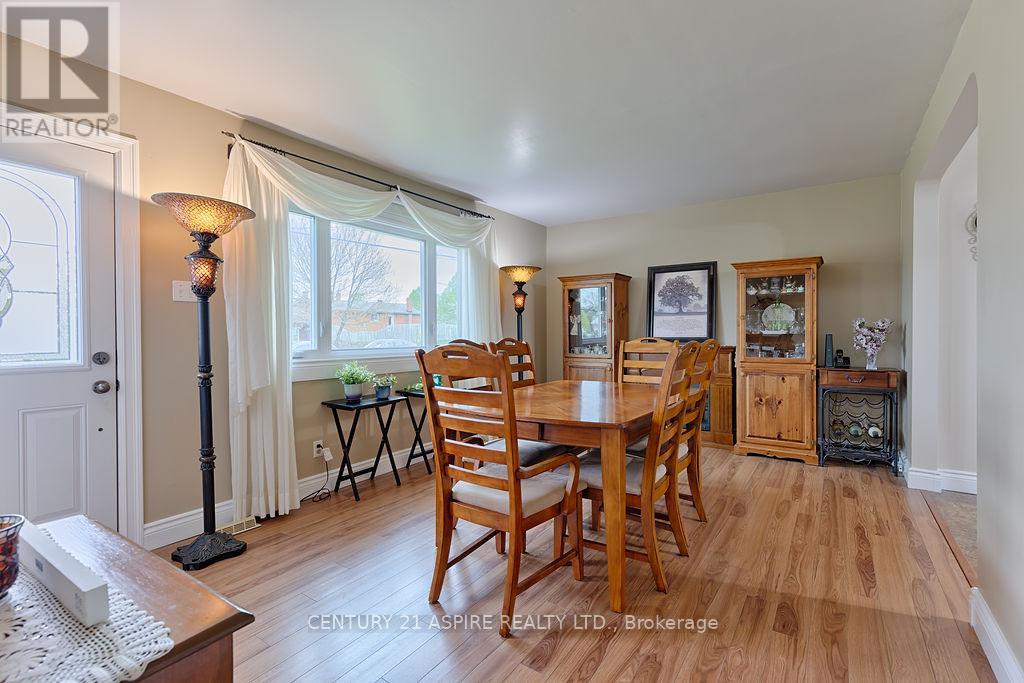 25 Harry Street, Petawawa, Ontario  K8H 2A5 - Photo 6 - X12164592