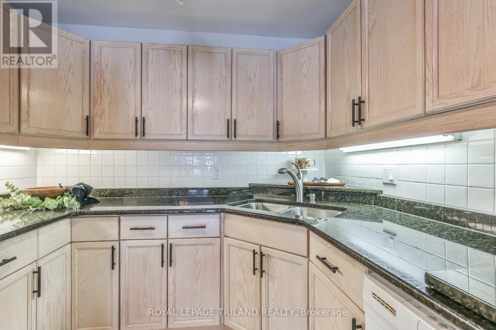 10 - 1555 Highbury Avenue N, London East, Ontario  N5Y 5R2 - Photo 6 - X12164677