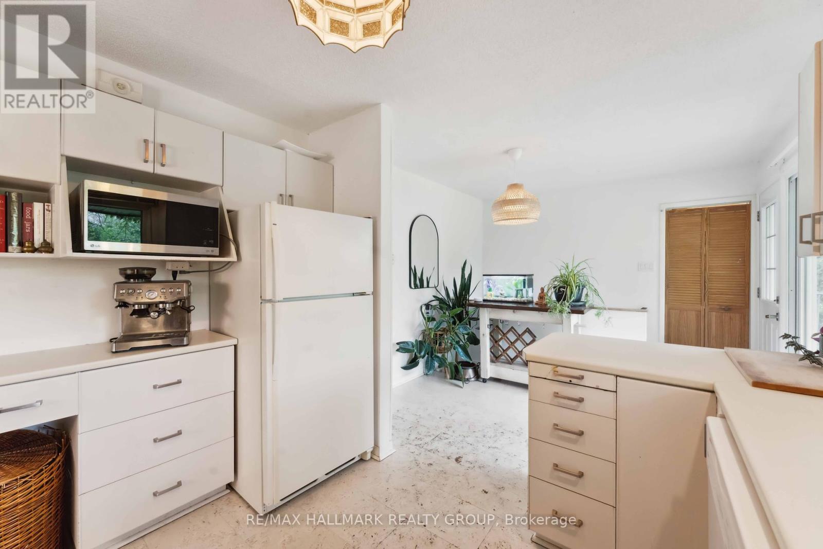 54 Lismer Crescent, Ottawa, Ontario  K2K 1A2 - Photo 11 - X12164633