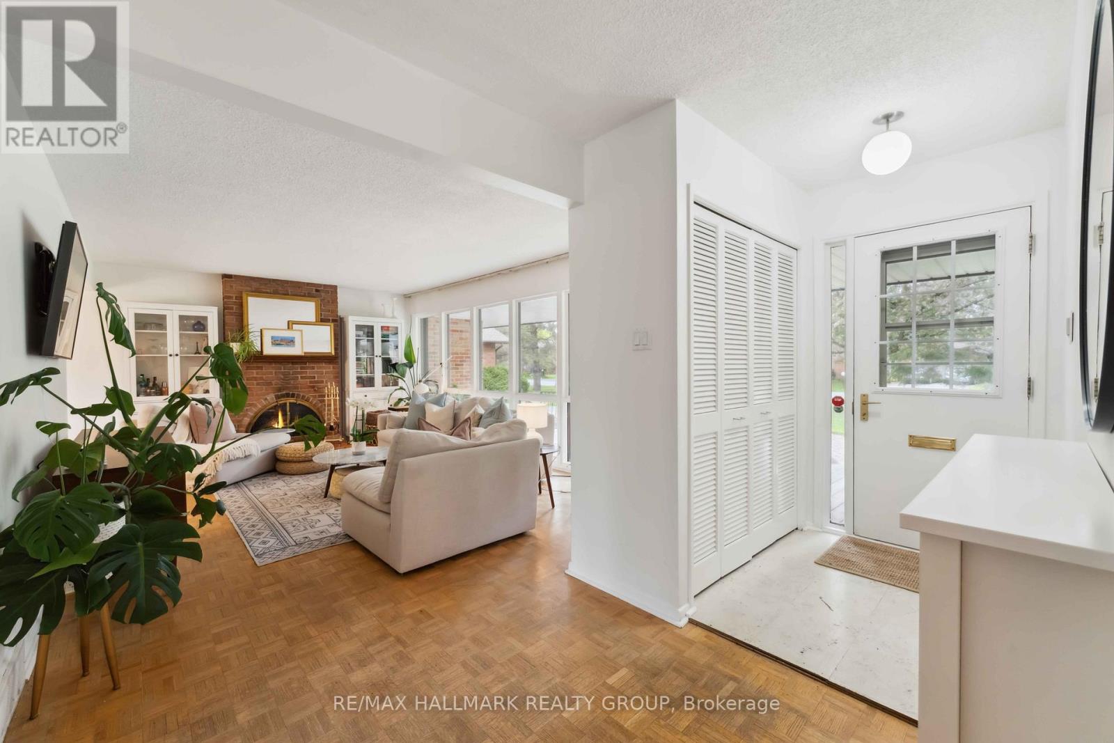 54 Lismer Crescent, Ottawa, Ontario  K2K 1A2 - Photo 3 - X12164633