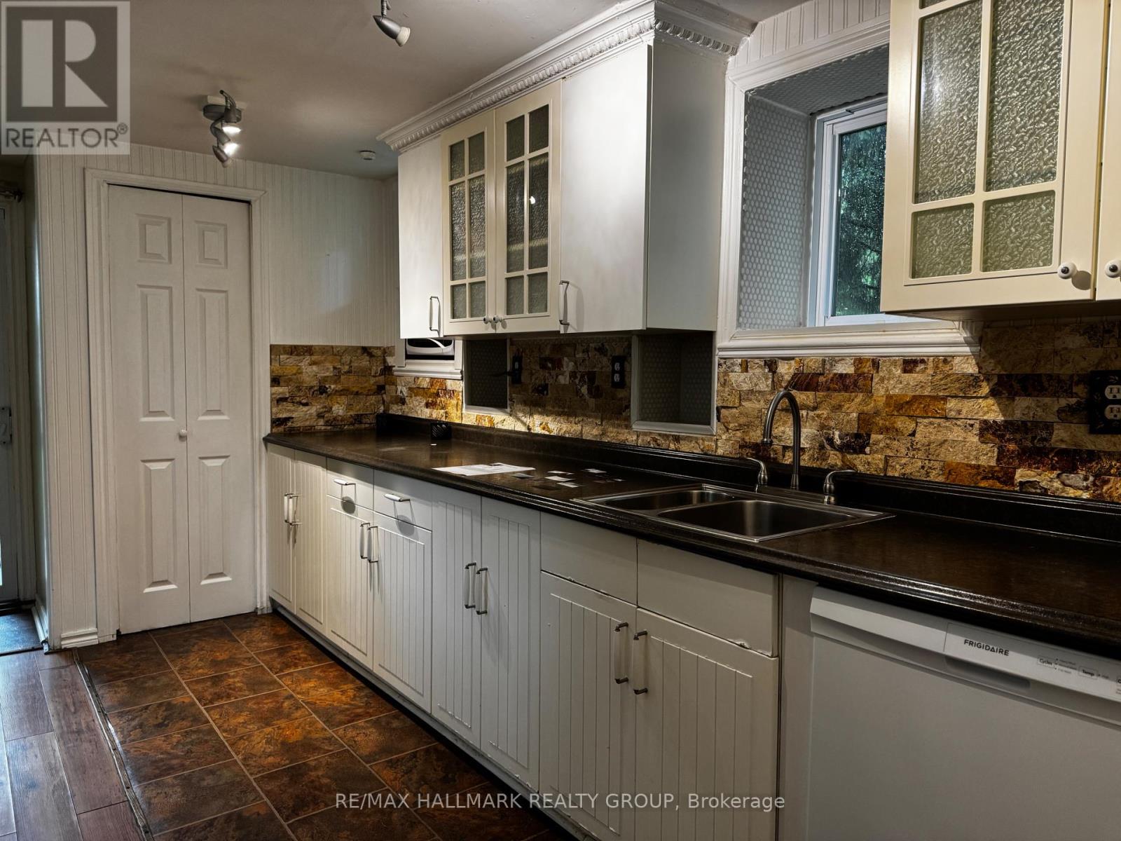 118 Wellington Street, Gananoque, Ontario  K7G 1B7 - Photo 22 - X12164635