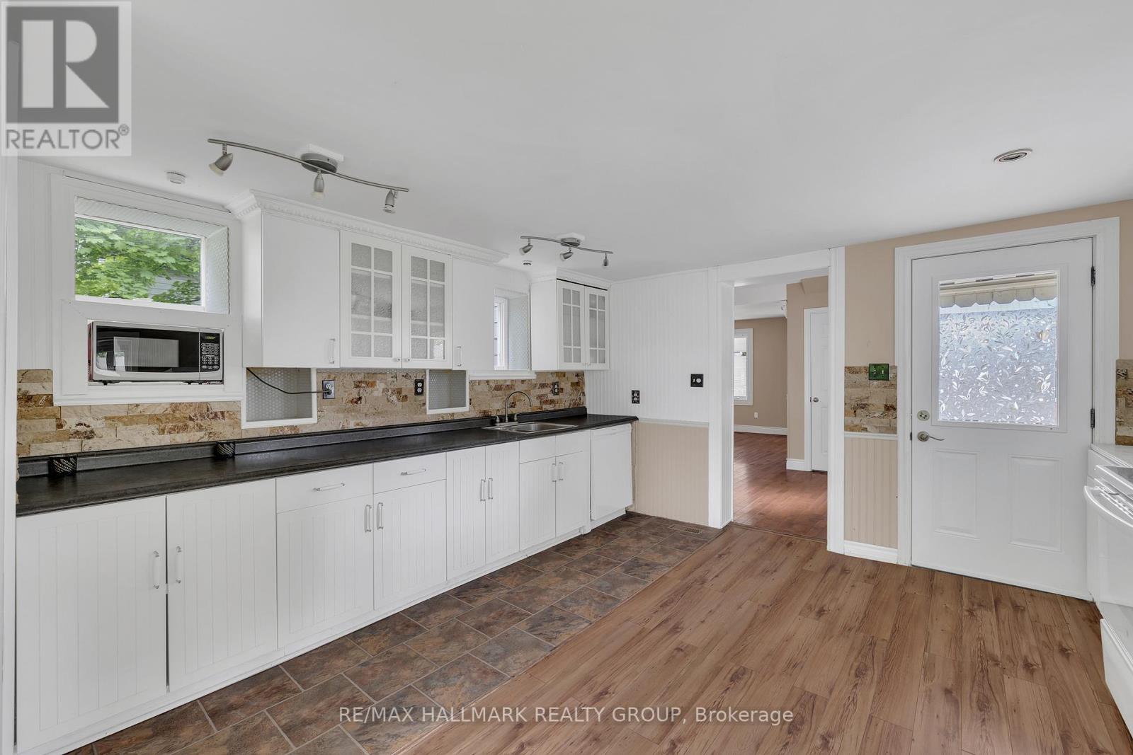 118 Wellington Street, Gananoque, Ontario  K7G 1B7 - Photo 27 - X12164635
