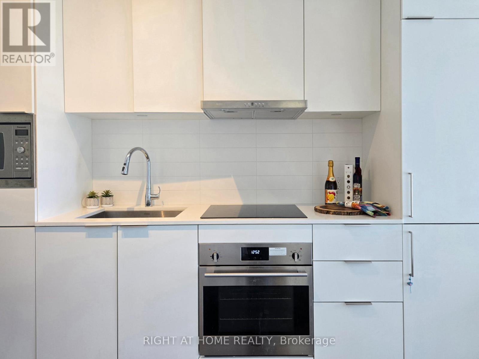 1007 - 8 Olympic Garden Drive, Toronto, Ontario  M2M 0B9 - Photo 5 - C12161389