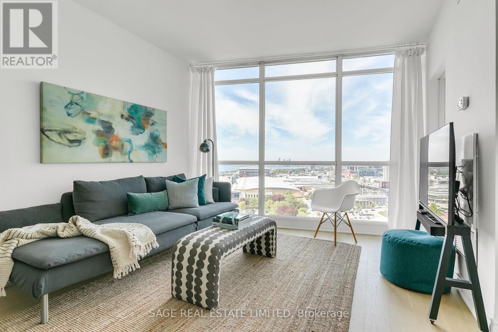 2310 - 219 Fort York Boulevard, Toronto, Ontario  M5V 1B1 - Photo 2 - C12161418