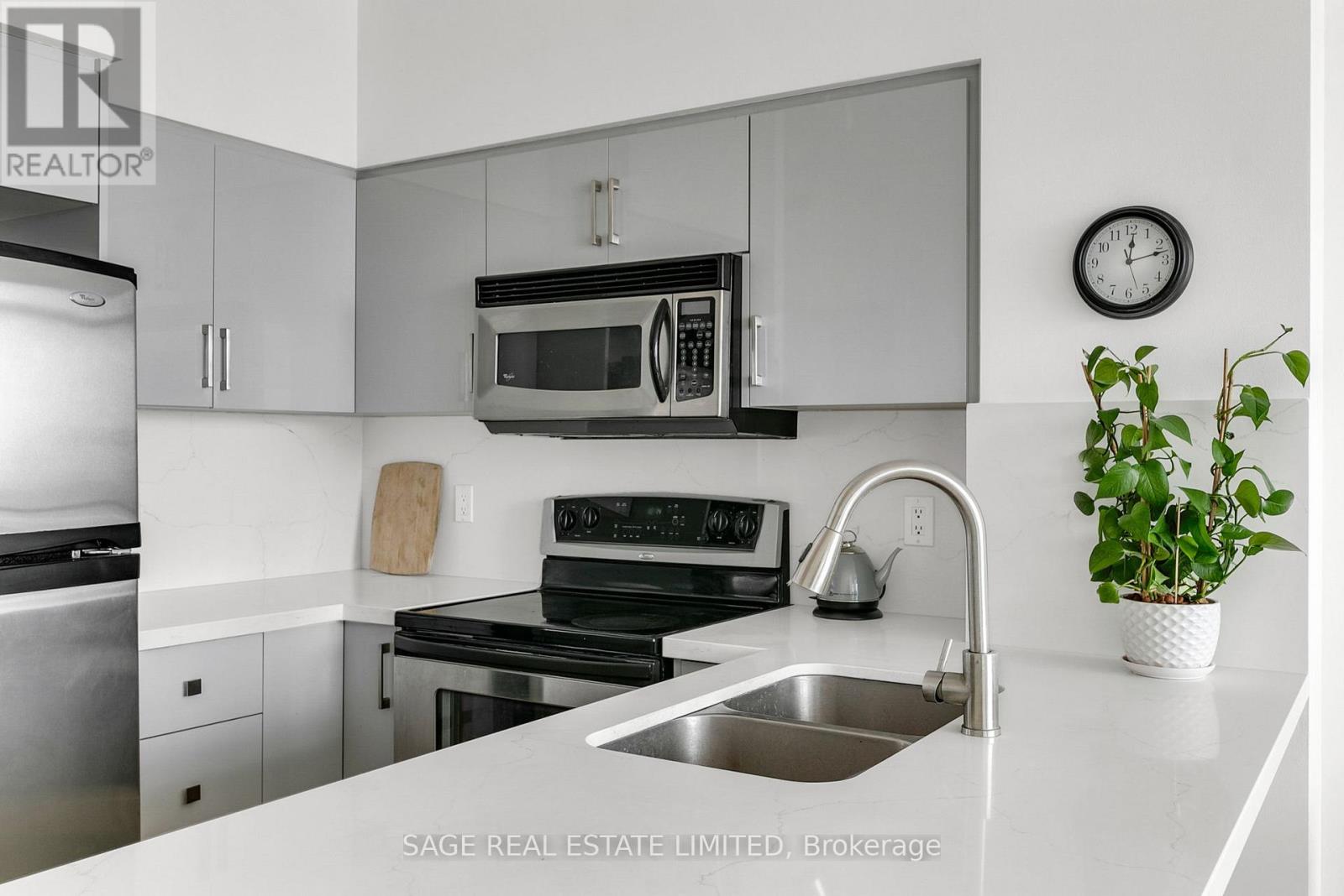 2310 - 219 Fort York Boulevard, Toronto, Ontario  M5V 1B1 - Photo 8 - C12161418