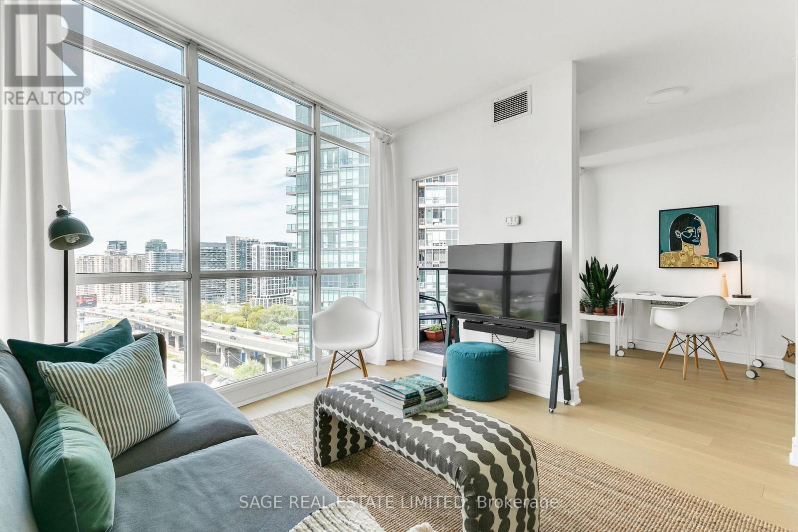 2310 - 219 Fort York Boulevard, Toronto, Ontario  M5V 1B1 - Photo 4 - C12161418