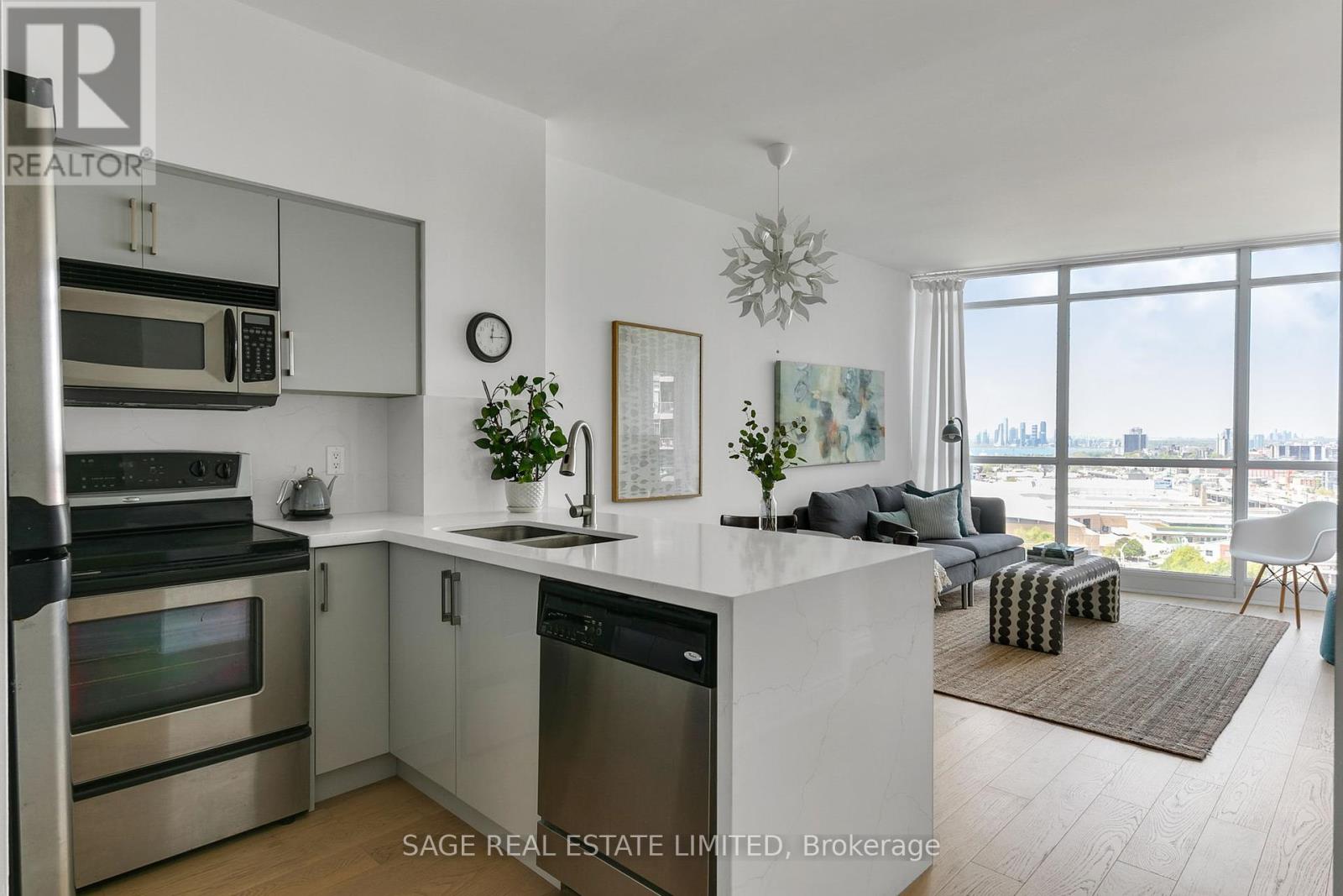 2310 - 219 Fort York Boulevard, Toronto, Ontario  M5V 1B1 - Photo 9 - C12161418