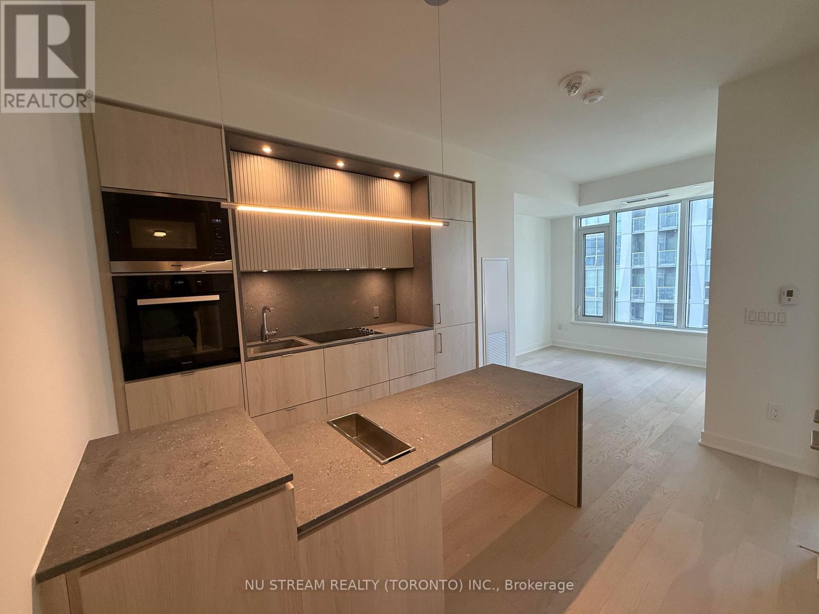 4006 - 11 Yorkville Avenue, Toronto, Ontario  M4W 1L2 - Photo 3 - C12161439