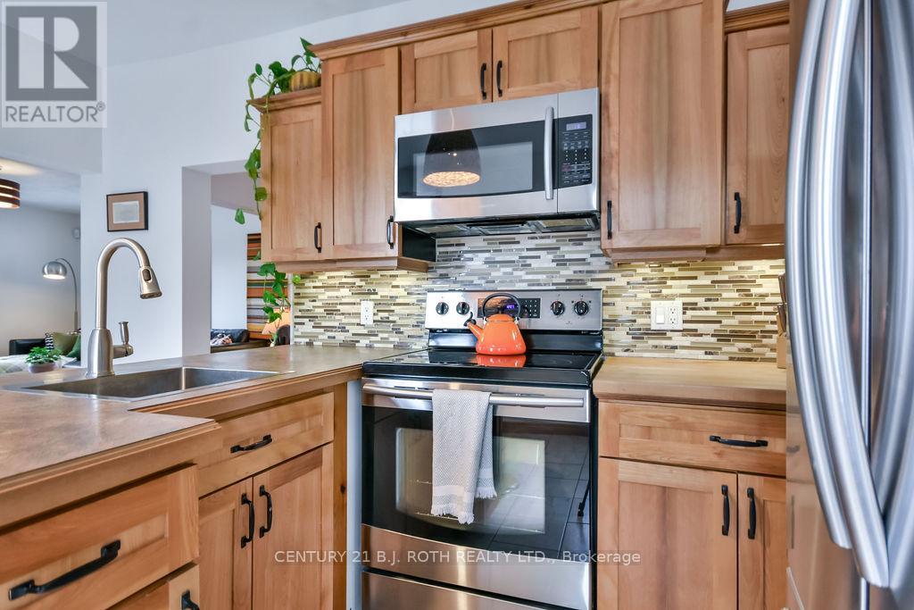 17 Peel Street, Penetanguishene, Ontario  L9M 1A5 - Photo 12 - S12161471