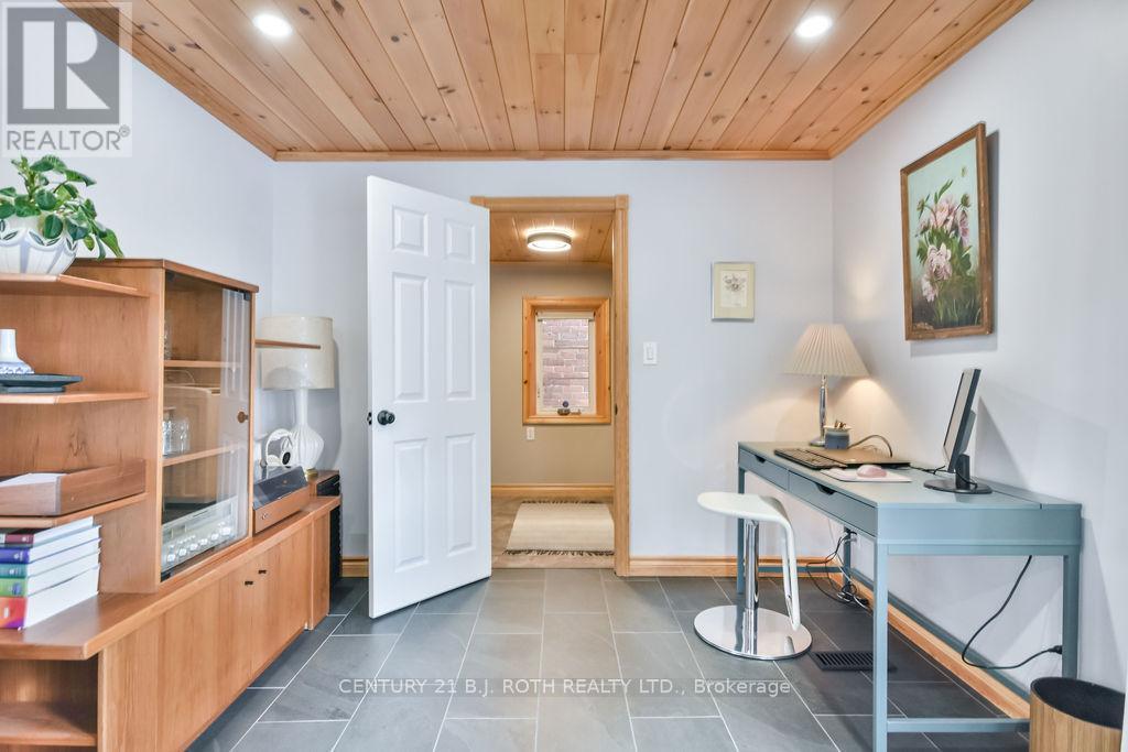 17 Peel Street, Penetanguishene, Ontario  L9M 1A5 - Photo 4 - S12161471