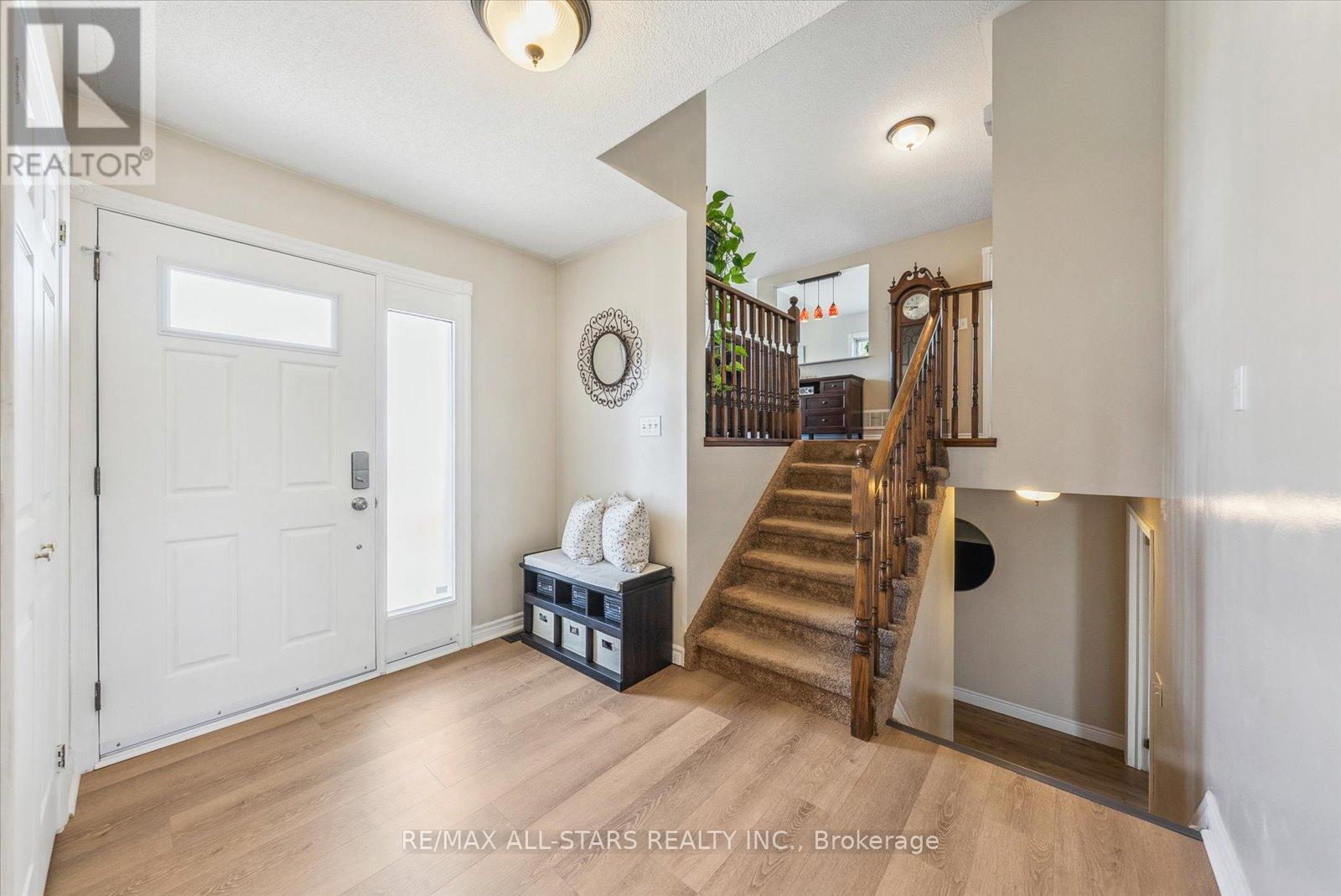 54 Marlow Circle, Springwater, Ontario  L0L 1V0 - Photo 4 - S12161543