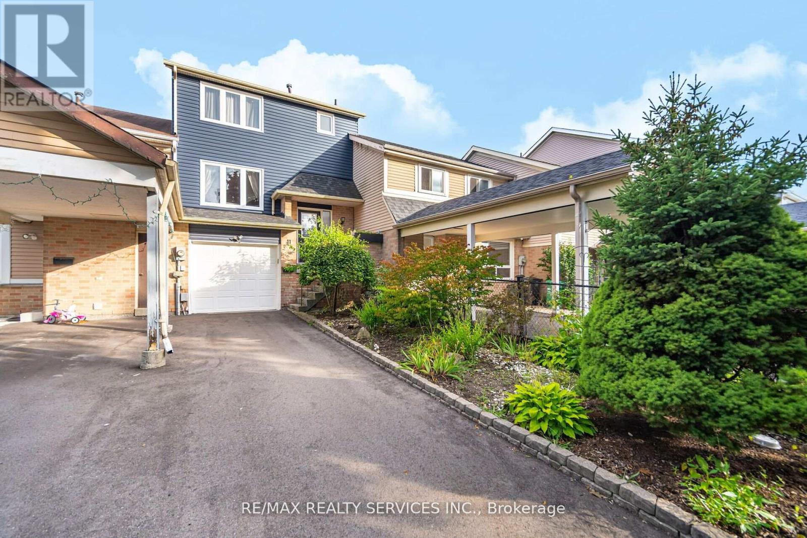 11 Courtleigh Square, Brampton, Ontario  L6Z 1J2 - Photo 3 - W12161523