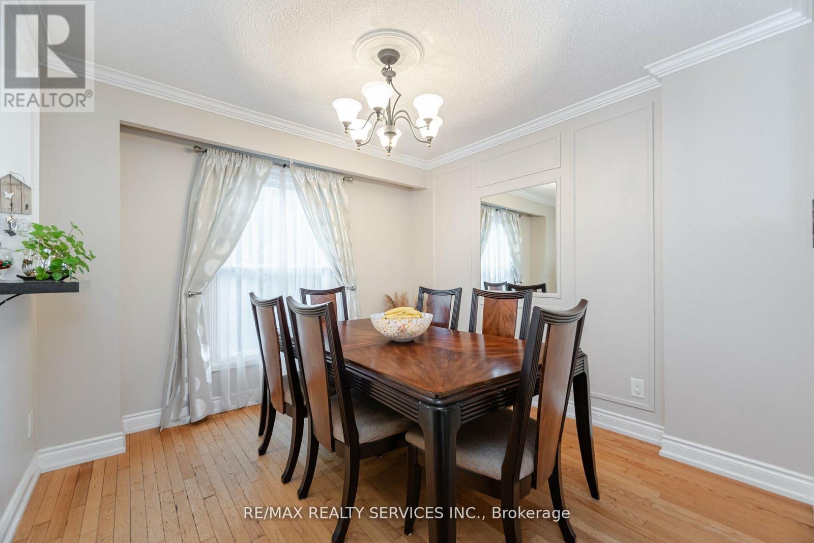 11 Courtleigh Square, Brampton, Ontario  L6Z 1J2 - Photo 11 - W12161523