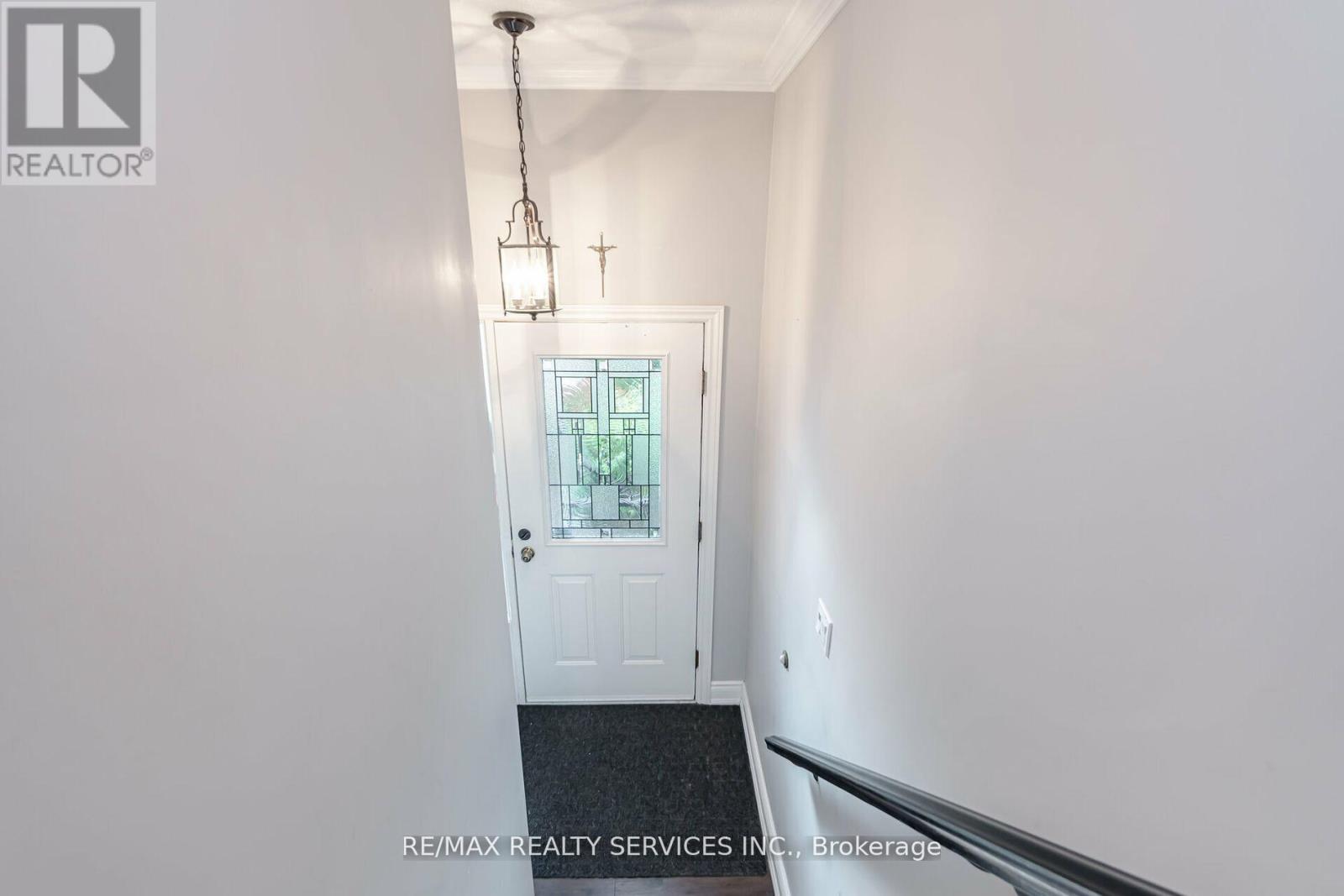 11 Courtleigh Square, Brampton, Ontario  L6Z 1J2 - Photo 5 - W12161523