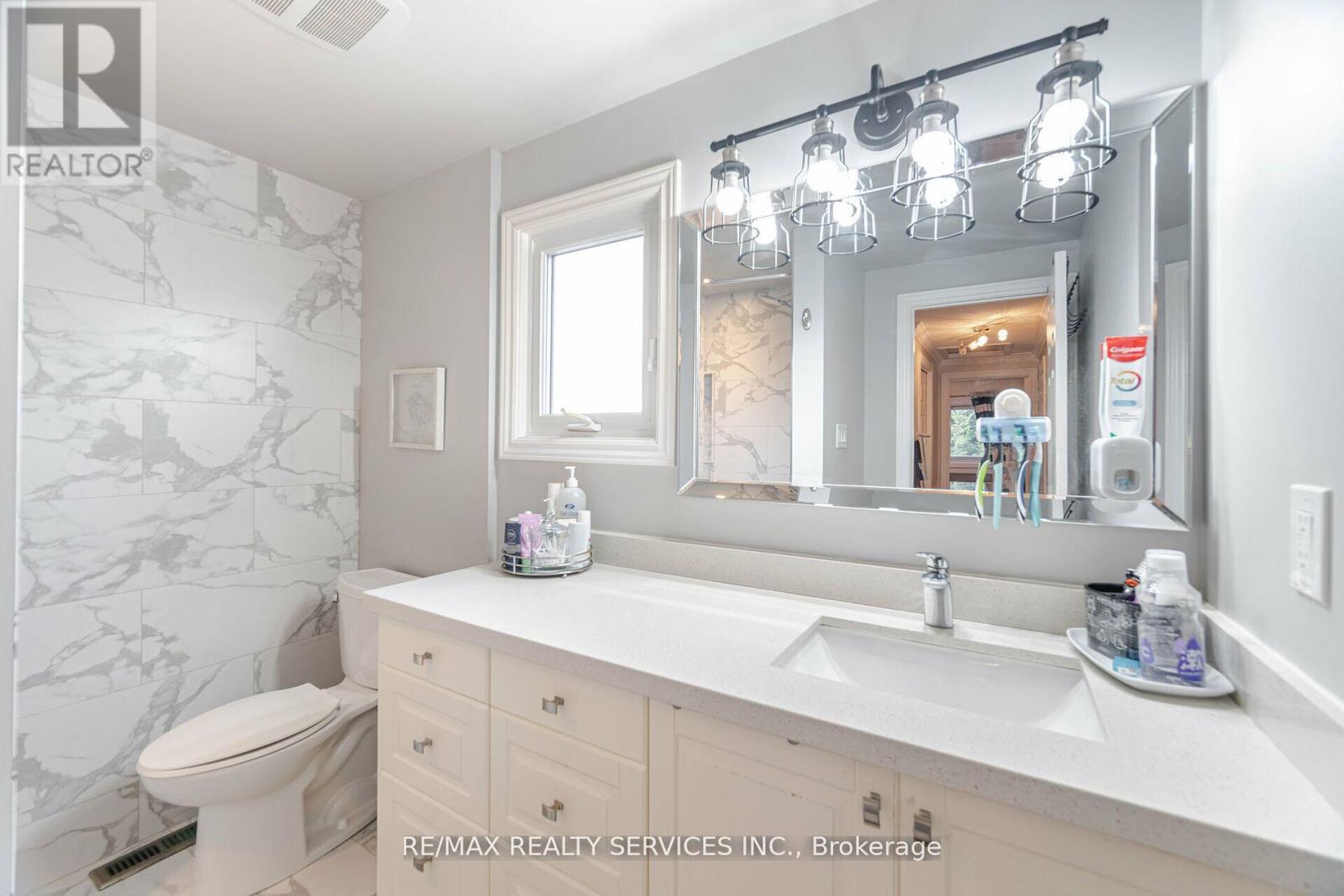 11 Courtleigh Square, Brampton, Ontario  L6Z 1J2 - Photo 30 - W12161523