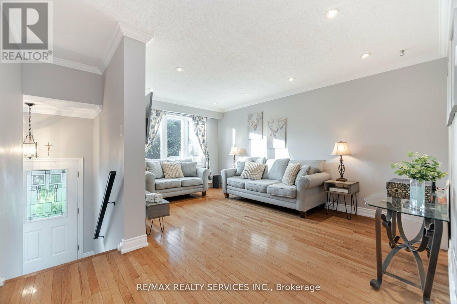 11 Courtleigh Square, Brampton, Ontario  L6Z 1J2 - Photo 7 - W12161523