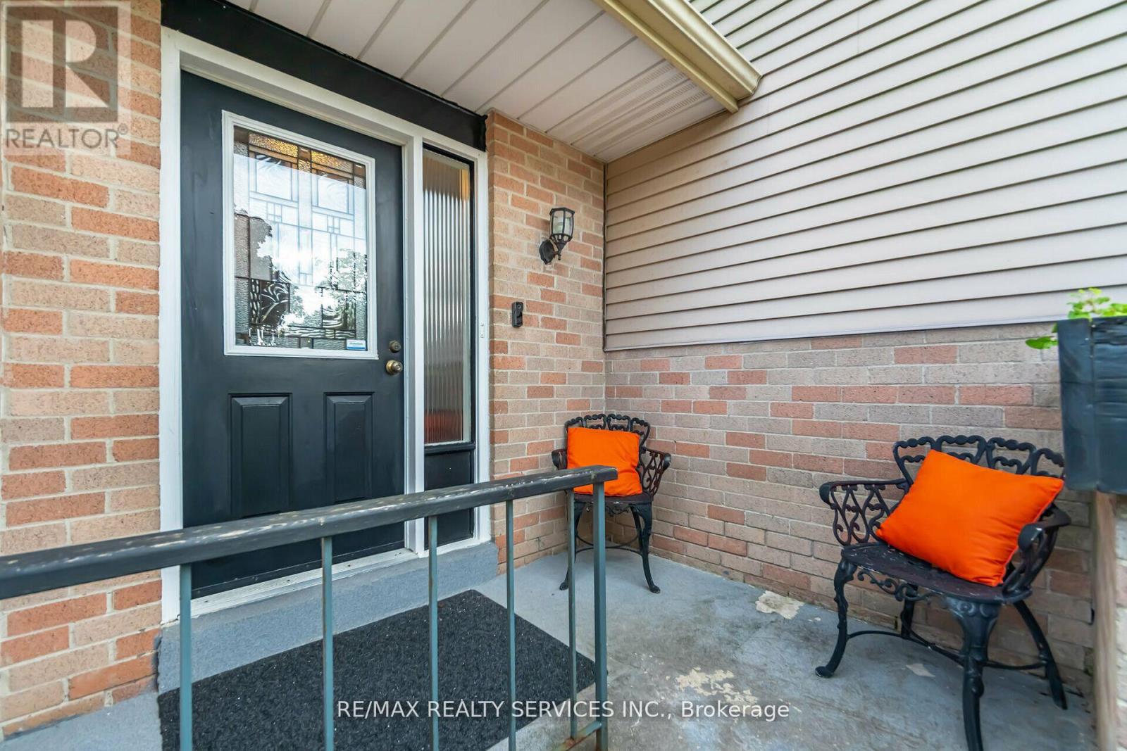 11 Courtleigh Square, Brampton, Ontario  L6Z 1J2 - Photo 4 - W12161523