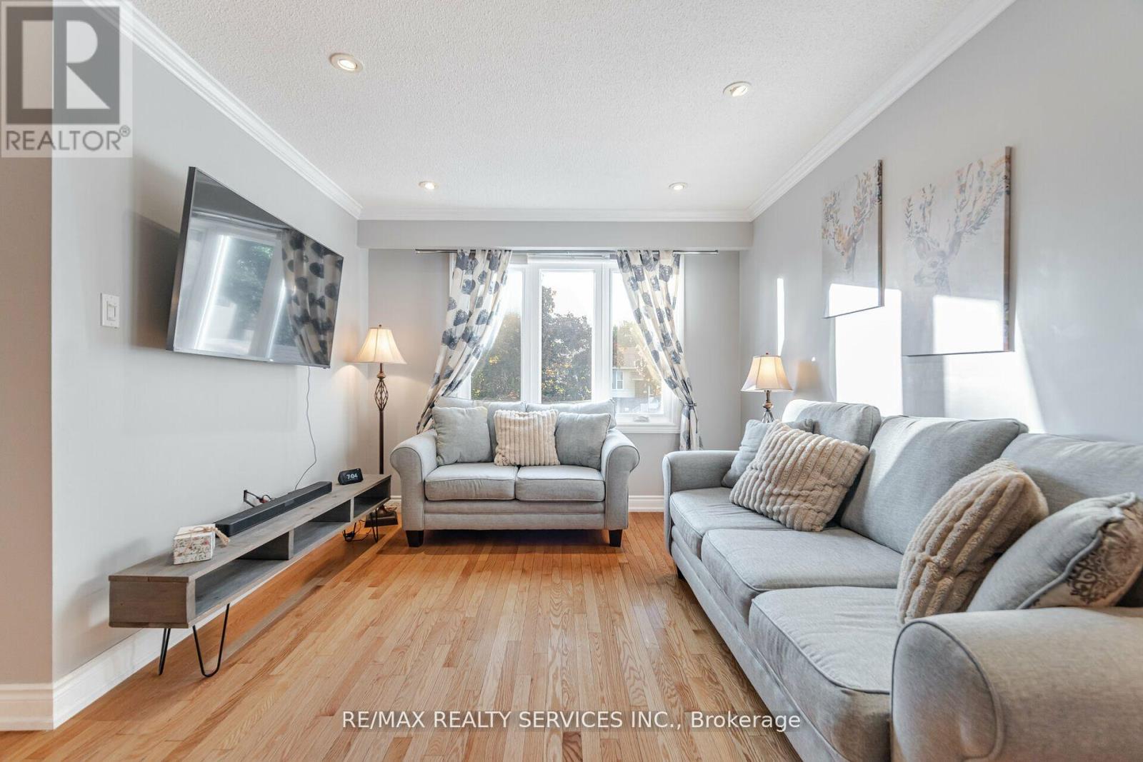 11 Courtleigh Square, Brampton, Ontario  L6Z 1J2 - Photo 8 - W12161523