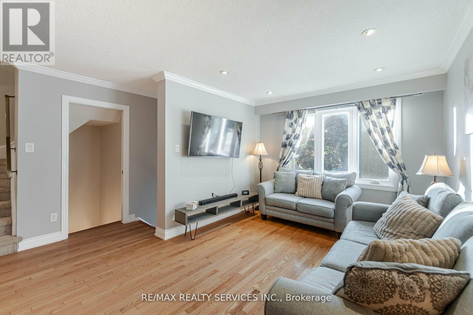 11 Courtleigh Square, Brampton, Ontario  L6Z 1J2 - Photo 9 - W12161523