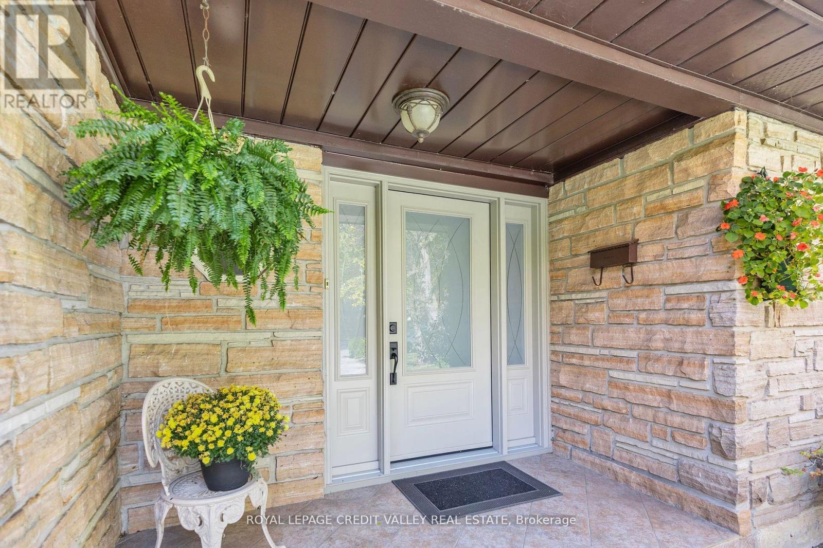 9 Norval Crescent, Brampton, Ontario  L6W 1J1 - Photo 2 - W12161553