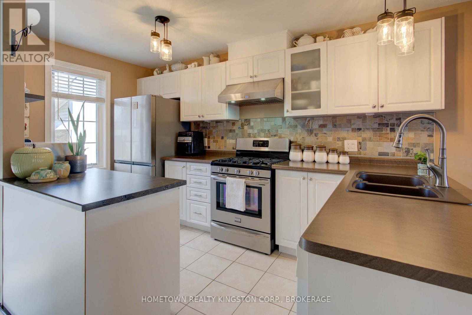480 Country Club Drive, Loyalist, Ontario  K0H 1G0 - Photo 8 - X12086201