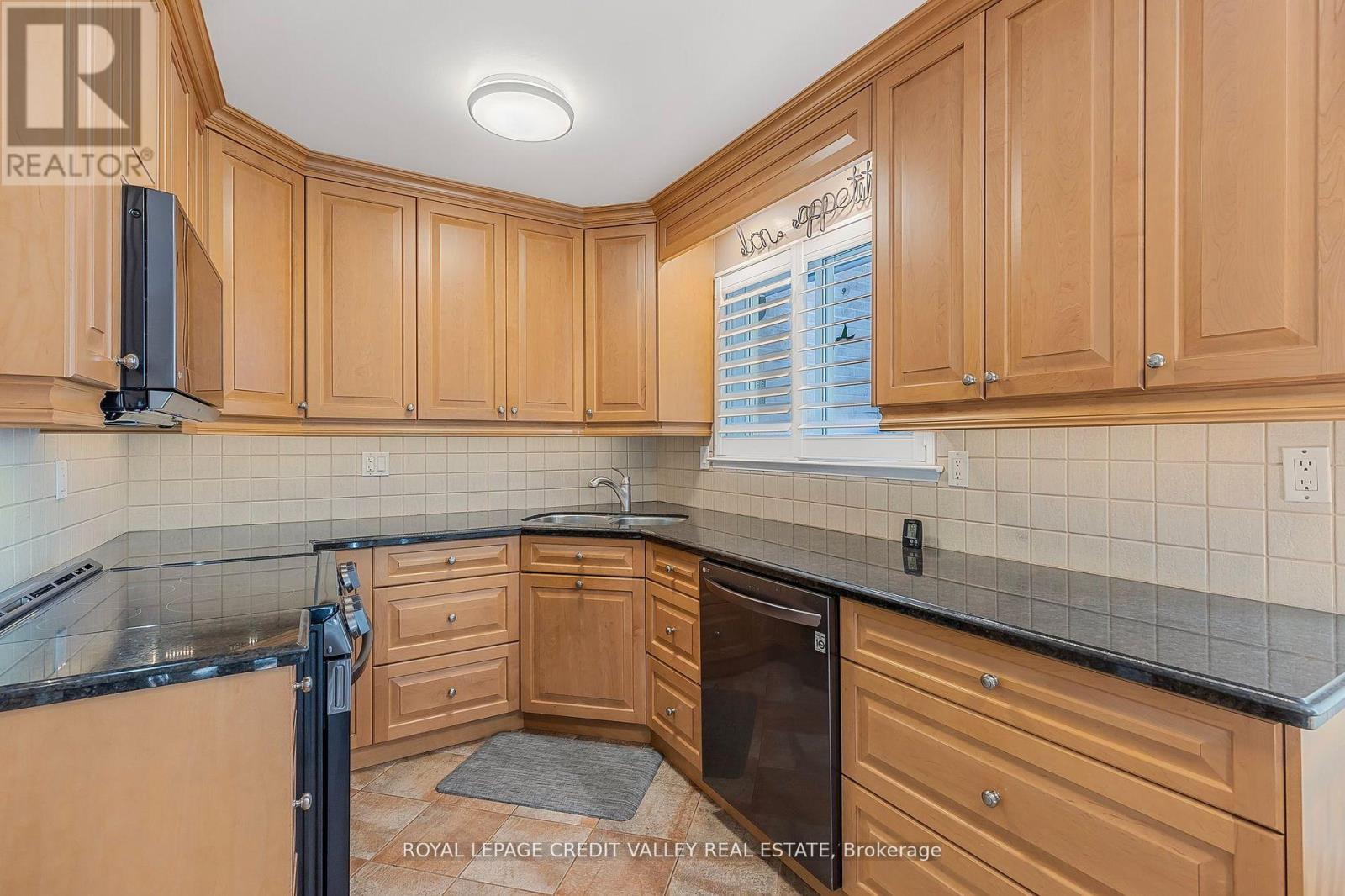 9 Norval Crescent, Brampton, Ontario  L6W 1J1 - Photo 14 - W12161553