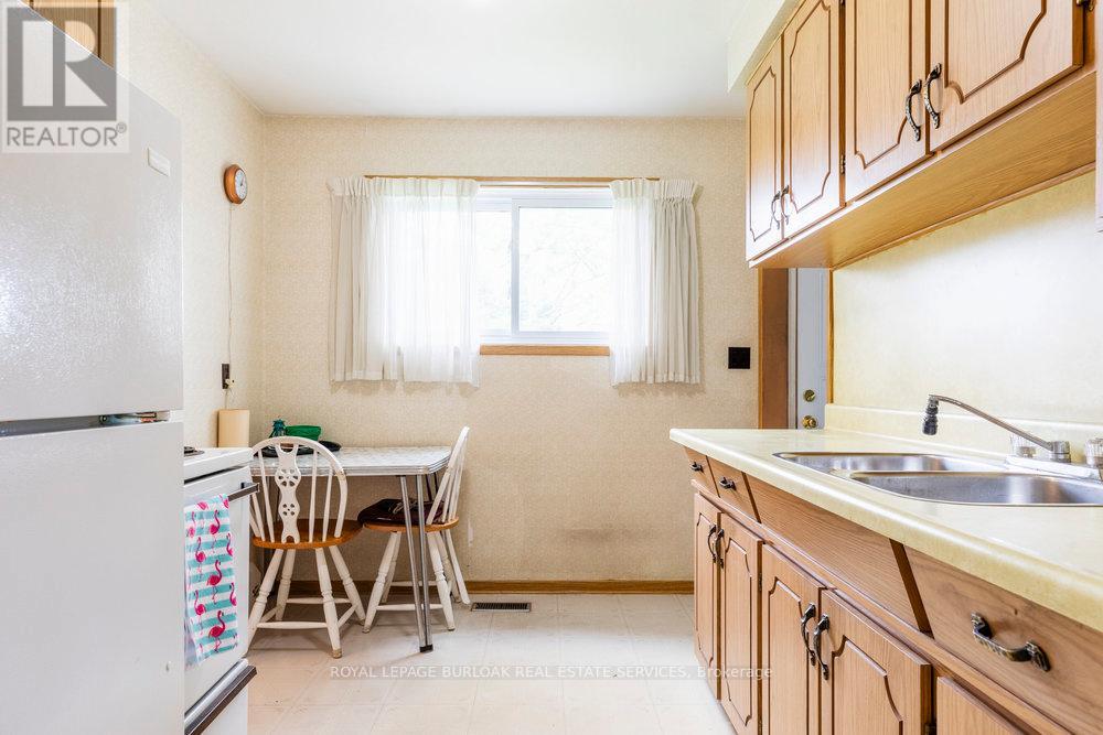 571 Bridgman Avenue, Burlington, Ontario  L7R 2V5 - Photo 8 - W12161562