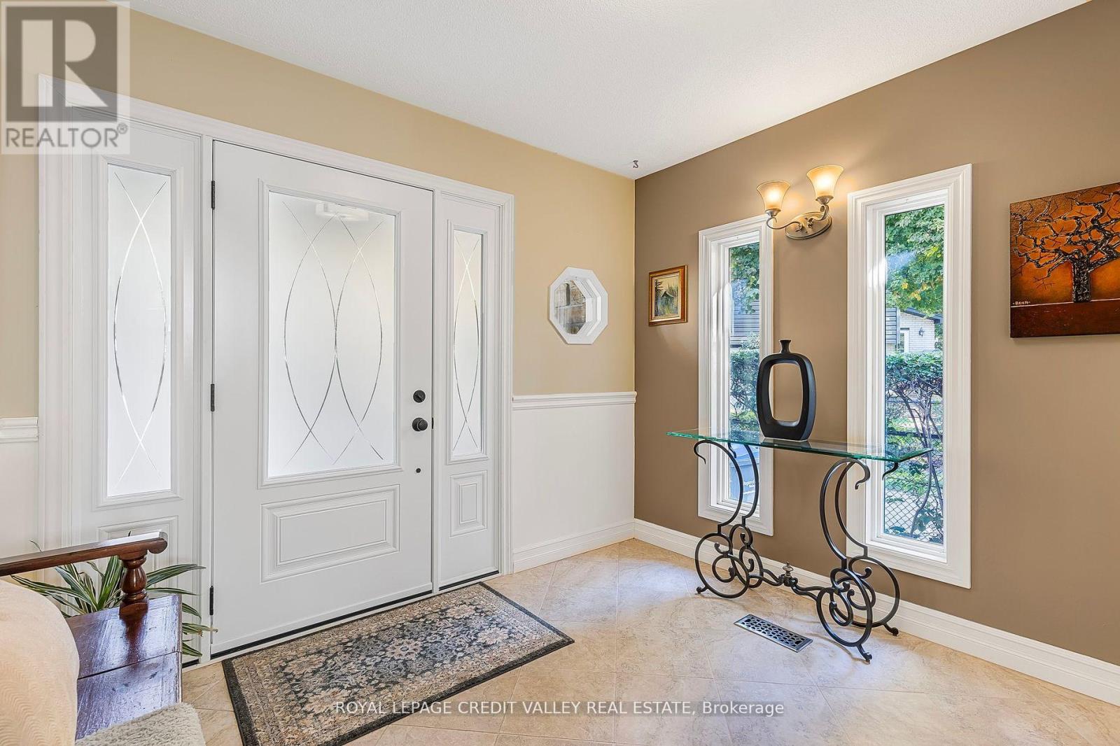 9 Norval Crescent, Brampton, Ontario  L6W 1J1 - Photo 3 - W12161553