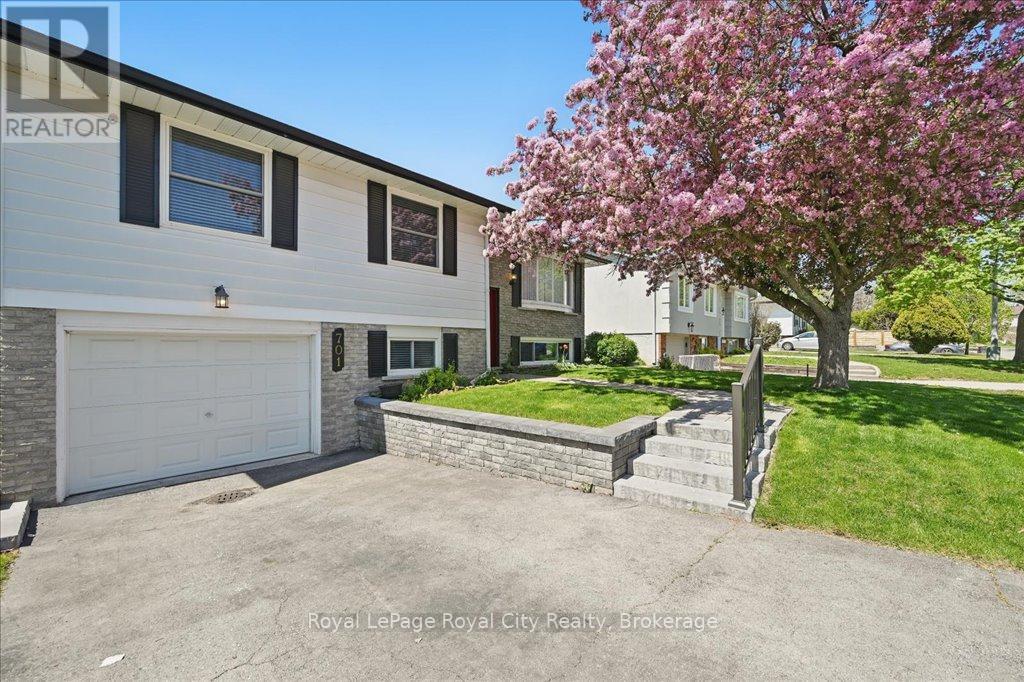 701 Castleguard Crescent, Burlington, Ontario  L7N 2W7 - Photo 4 - W12161495