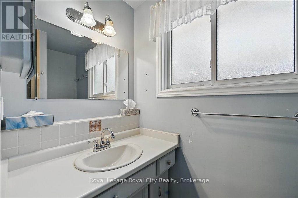 701 Castleguard Crescent, Burlington, Ontario  L7N 2W7 - Photo 29 - W12161495