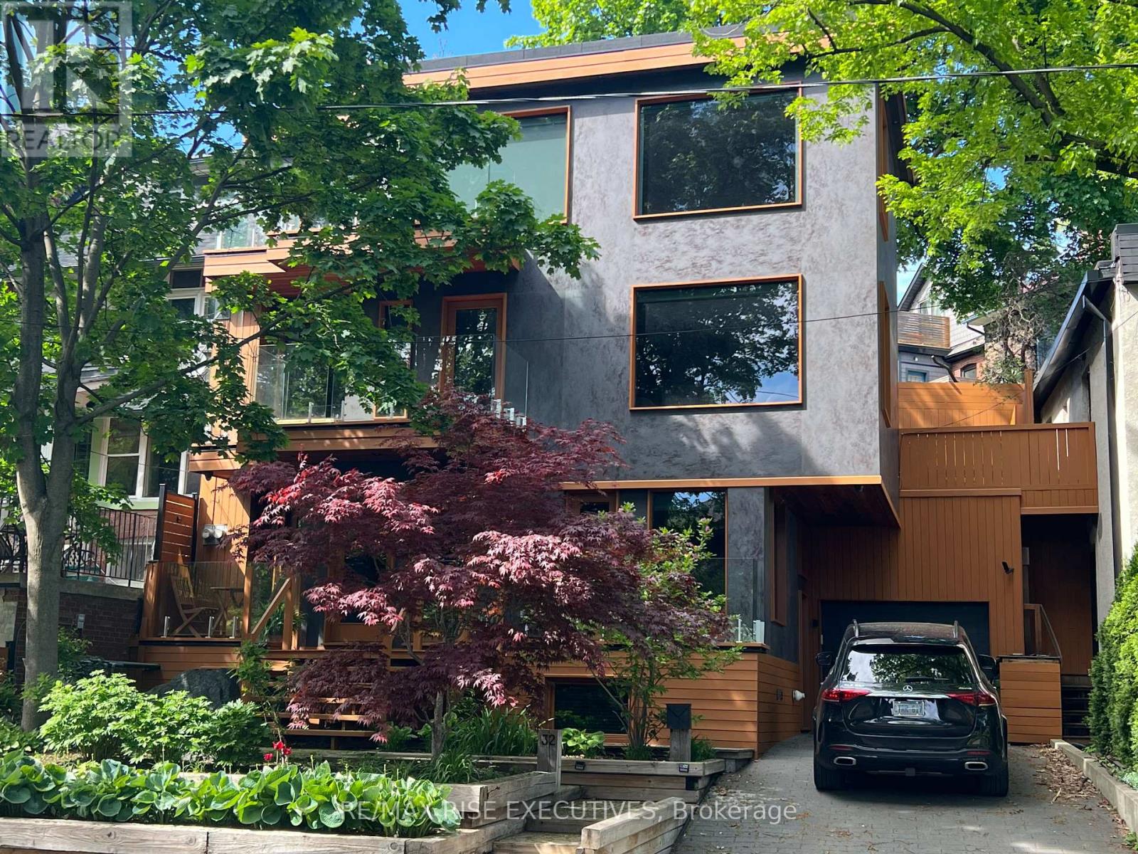 32 REGAL ROAD, Toronto, Ontario