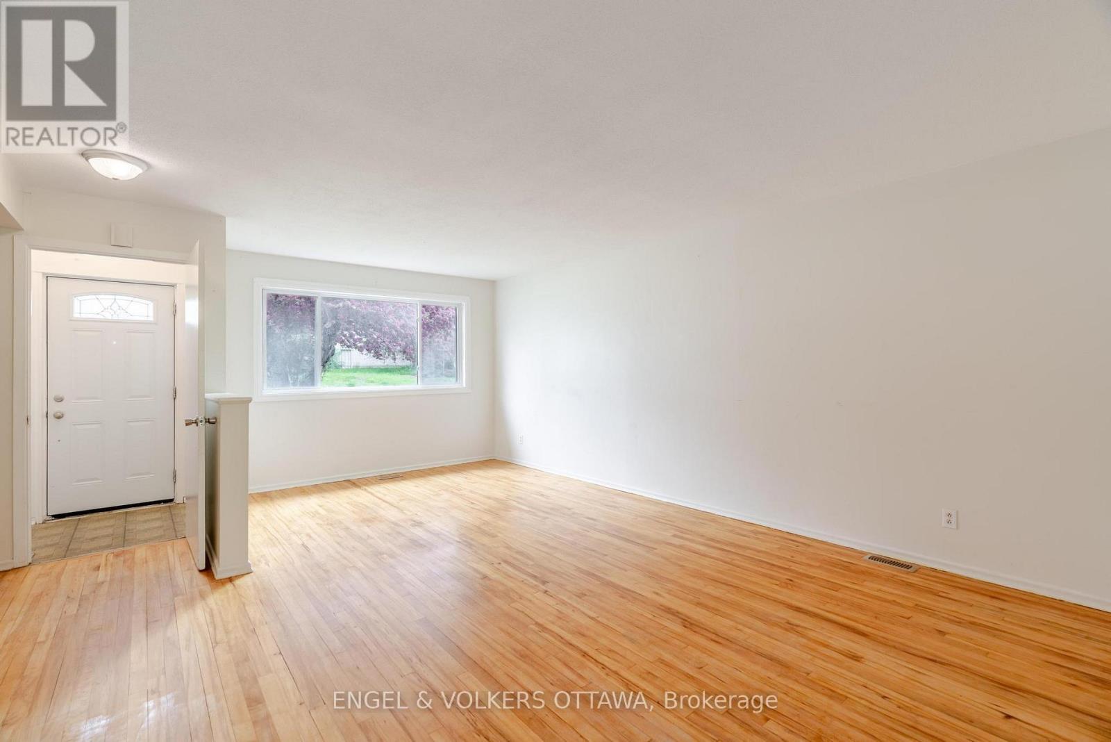 822 Grenon Avenue, Ottawa, Ontario  K2B 6G2 - Photo 4 - X12164705
