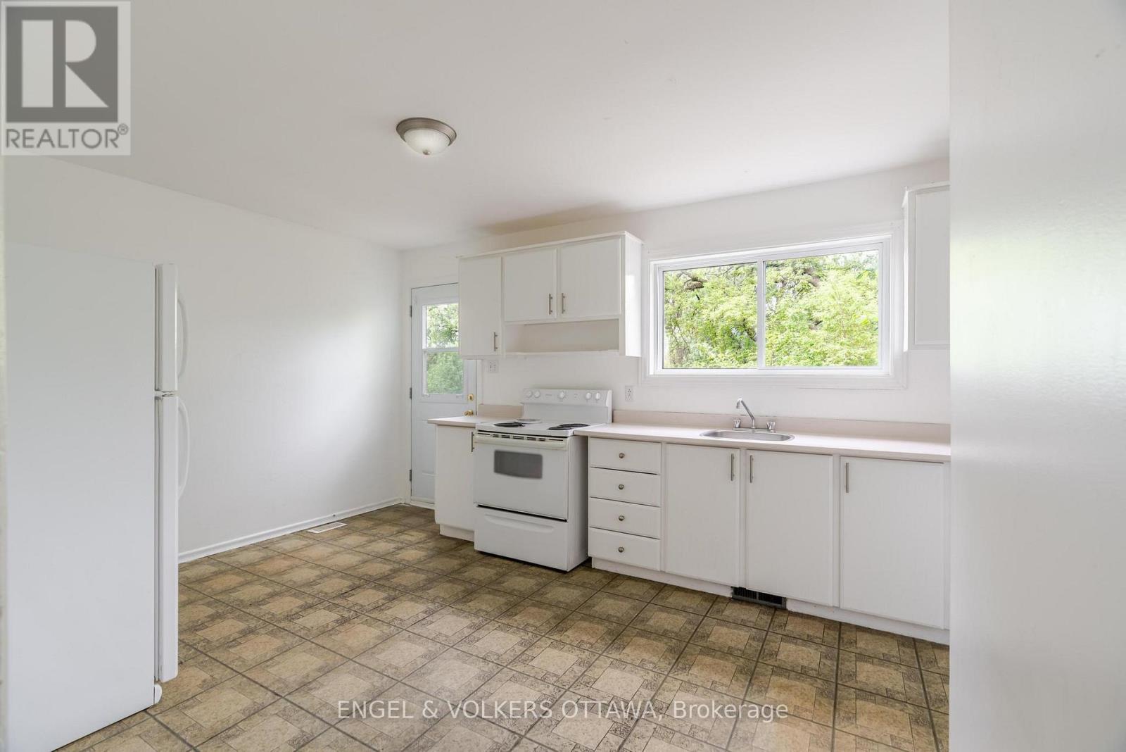 822 Grenon Avenue, Ottawa, Ontario  K2B 6G2 - Photo 8 - X12164705