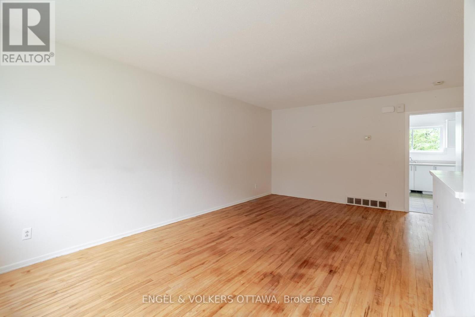 822 Grenon Avenue, Ottawa, Ontario  K2B 6G2 - Photo 6 - X12164705