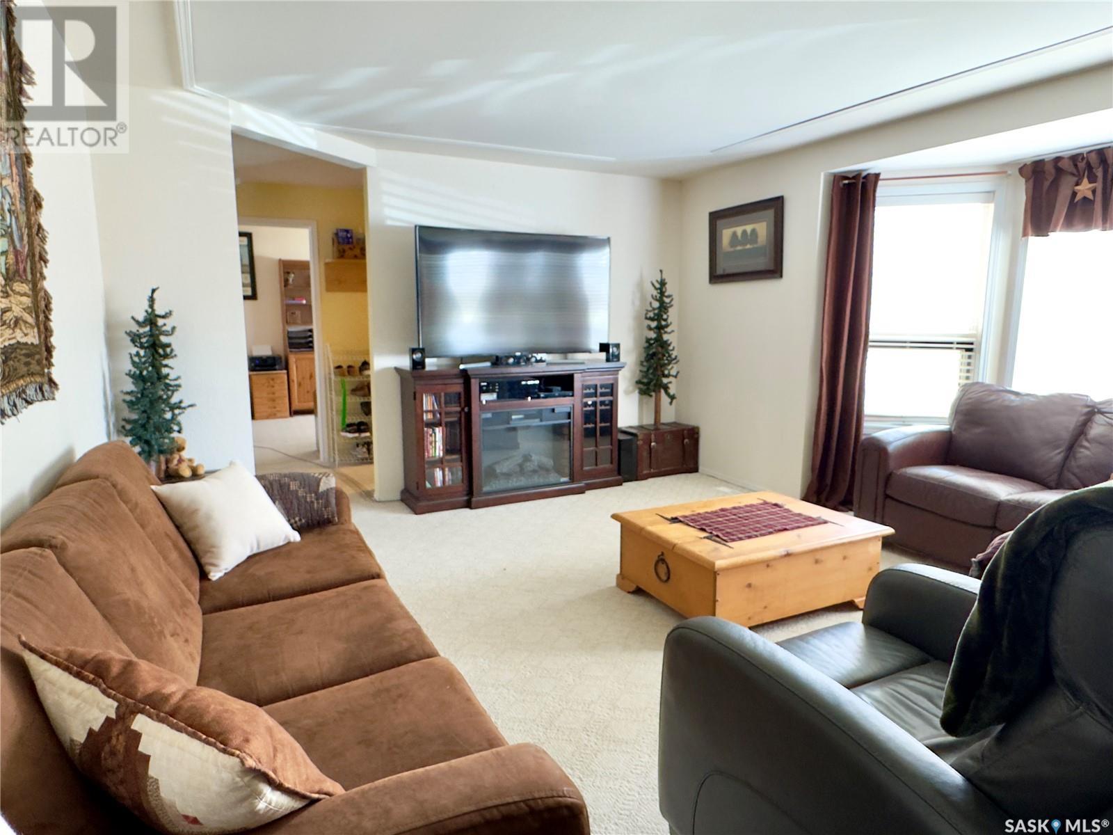 118 Cedar Avenue N, Eastend, Saskatchewan  S0N 0T0 - Photo 4 - SK990675