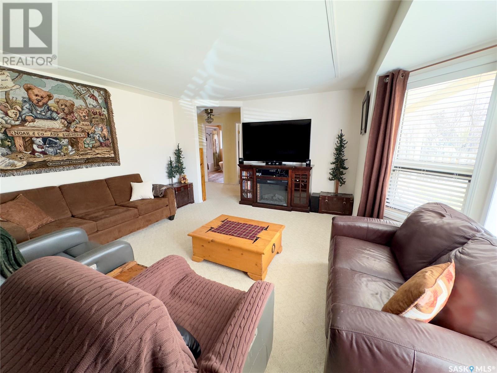 118 Cedar Avenue N, Eastend, Saskatchewan  S0N 0T0 - Photo 2 - SK990675