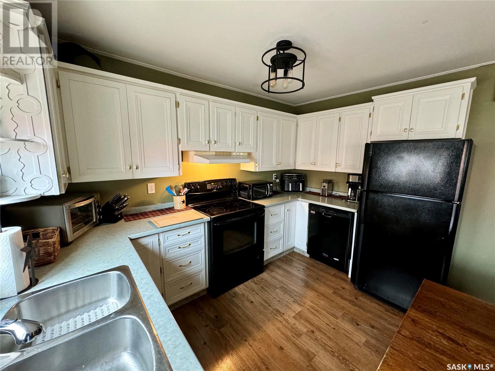 118 Cedar Avenue N, Eastend, Saskatchewan  S0N 0T0 - Photo 13 - SK990675